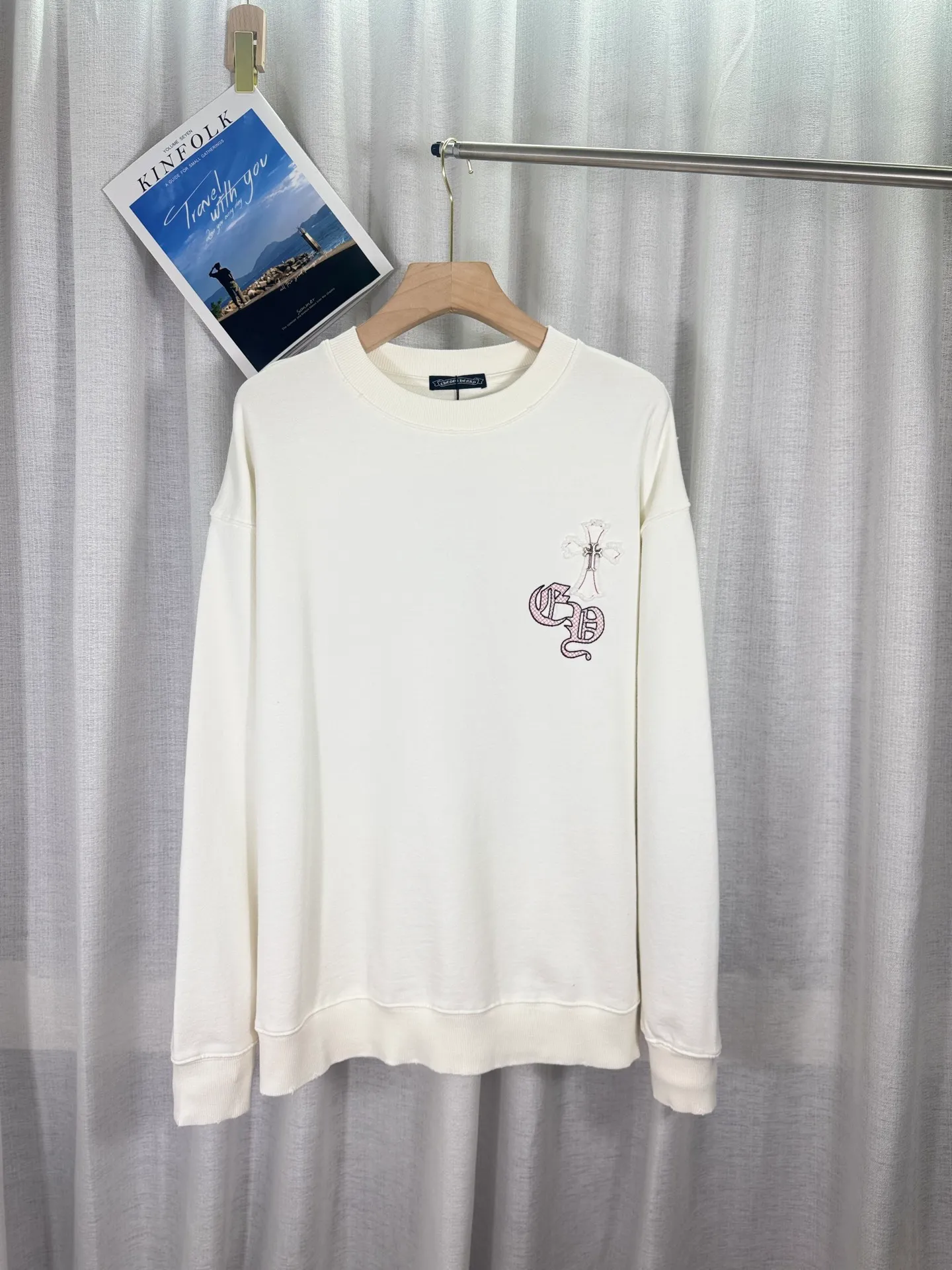 P260 top version, real shot without P, ​​different from market currency) 𝗖𝗵𝗿𝗼𝗺𝗲 𝗛𝗲𝗮𝗿𝘁𝘀/Cro Heart 2025 denim patch embroidery autumn and winter new original single counter American laser burnt 3D three-dimensional color embroidery couple casual sweatshirt 👑The highest version! Customized fabric 430g tripe terry fabric! American acid washed distressed original denim with burnt flowers ✟appliqué embroidery and exquisite embroidery of letters! The best-selling model in the counter, very comfortable to wear. Accessories: original molded and authenticated collar label➕100% silk wash label. Genuine purchase-grade original hangtag➕matching hanging rope➕3D hanging beads➕original packaging bag. Craftsmanship: The original version has consistent wiring! The highest version of the armhole matching technique! Color: White Black Size: S M L XL Style No.: 9330